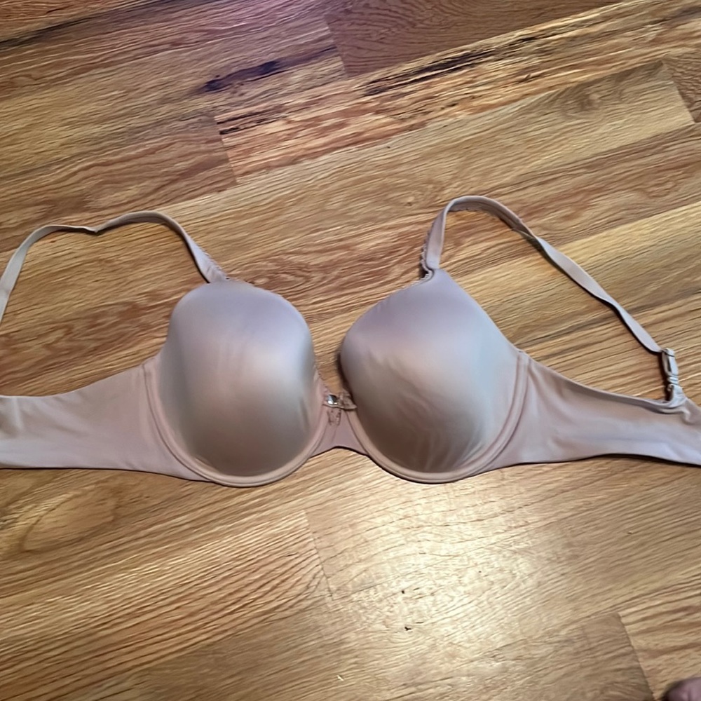 Victoria’s Secret gently used bra 36D lightly lined body by Victoria